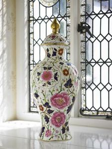 CHAMBERLAIN & CO -  - Covered Vase