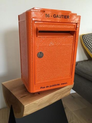 LA BOITE JAUNE - Letter box-LA BOITE JAUNE