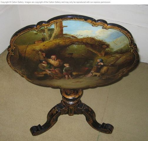 CALTON GALLERY - Tavolo con ribalta-CALTON GALLERY-A painted table depicting a Highland Family at the